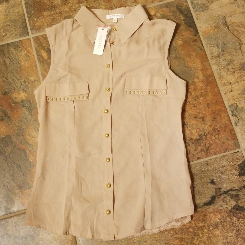 Adorable sleeveless button up shirt!